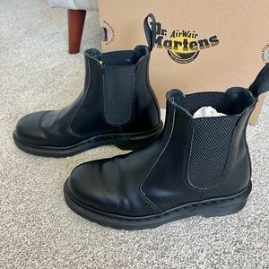 Dr Martens Black Chelsea Boot Smooth. Size 9 Women’s 😍